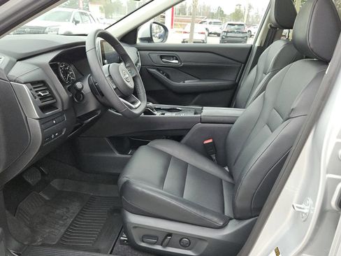 Used 2024 Nissan Rogue SV w/ SV Premium Package image 3