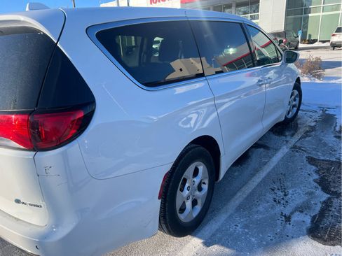 Used 2018 Chrysler Pacifica Touring Plus image 5