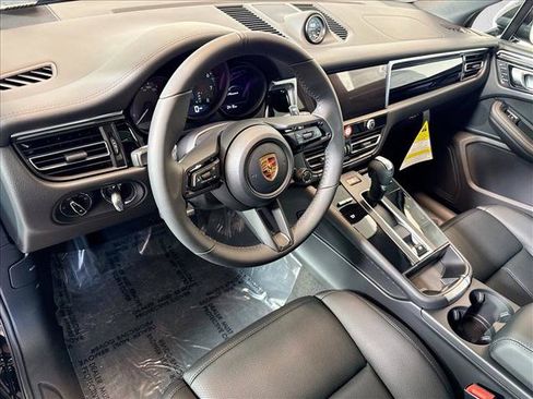 Certified 2026 Porsche Macan AWD/4WD image 4