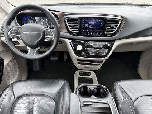 Used 2018 Chrysler Pacifica Touring-L Plus FWD image 2