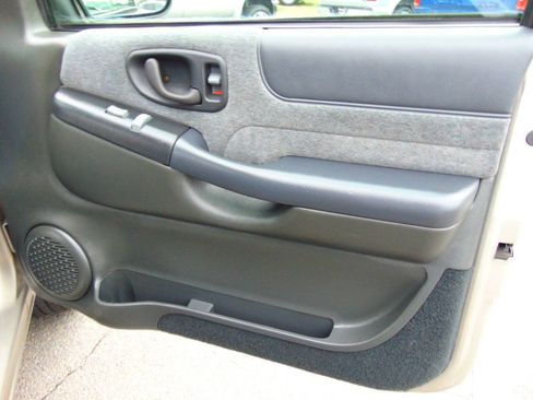 Used 2002 Chevrolet Blazer LS w/ Preferred Equipment Group image 46