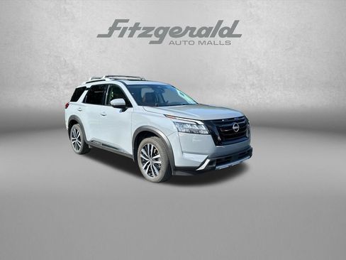 Used 2025 Nissan Pathfinder Platinum w/ Black Appearance Package AWD/4WD image 1