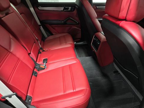 Used 2022 Porsche Cayenne Platinum Edition image 45
