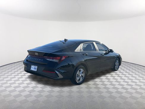 Used 2025 Hyundai Elantra SE image 7