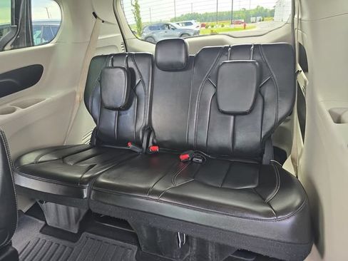 Used 2023 Chrysler Pacifica Touring-L FWD image 16