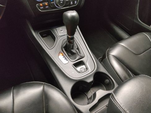 Used 2019 Jeep Cherokee Latitude Plus FWD image 26