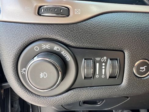 Used 2016 Jeep Cherokee Limited w/ Luxury Group AWD/4WD image 37