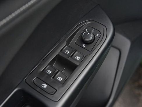 New 2026 Volkswagen Taos SE image 8