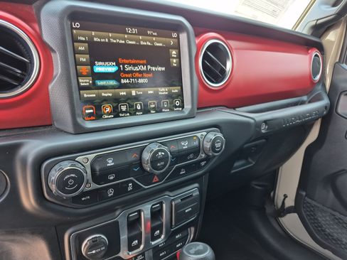 Used 2022 Jeep Wrangler Rubicon AWD/4WD image 11