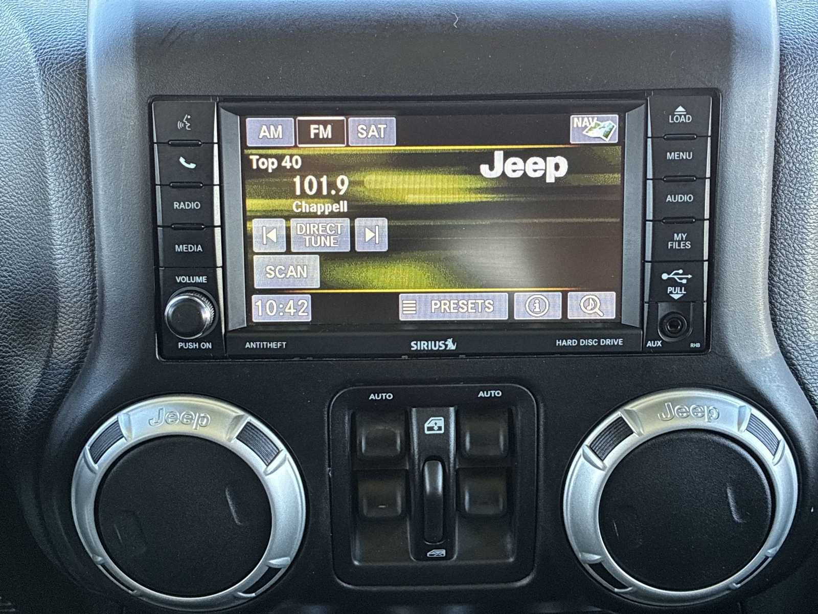 Used 2016 Jeep Wrangler Unlimited Sahara w/ Connectivity Group AWD/4WD image 12