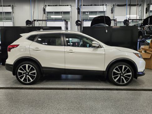 Used 2018 Nissan Rogue Sport SL w/ SL Premium Package AWD/4WD image 2