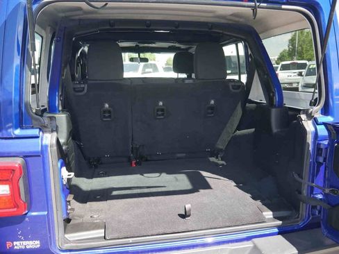 Used 2018 Jeep Wrangler Unlimited Sahara w/ Safety Group AWD/4WD image 9
