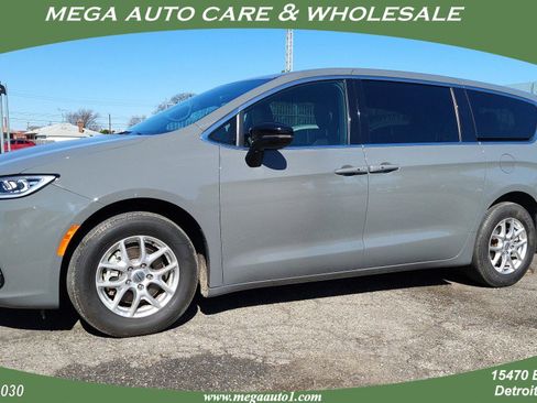Used 2025 Chrysler Pacifica Select image 1