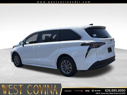Used 2025 Toyota Sienna LE FWD image 7