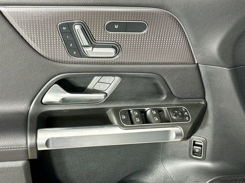 Used 2023 Mercedes-Benz GLB 250 GLB 250 image 17