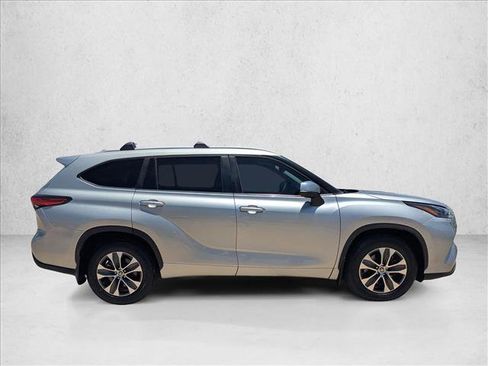Used 2023 Toyota Highlander XLE FWD image 4