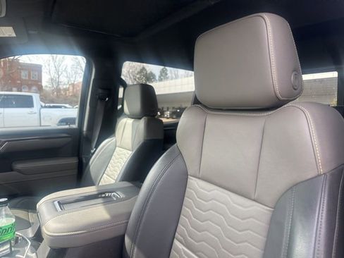 Used 2022 Chevrolet Silverado 1500 ZR2 w/ Technology Package image 27