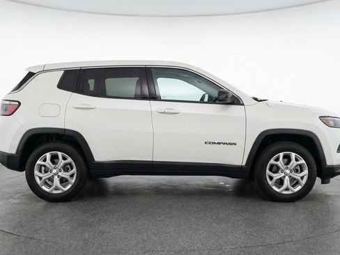 Used 2025 Jeep Compass Latitude AWD/4WD image 11