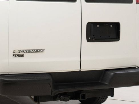 Used 2017 Chevrolet Express 2500 Extended RWD image 13