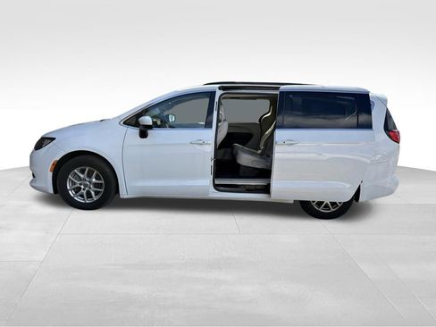 Used 2021 Chrysler Voyager Lxi image 36