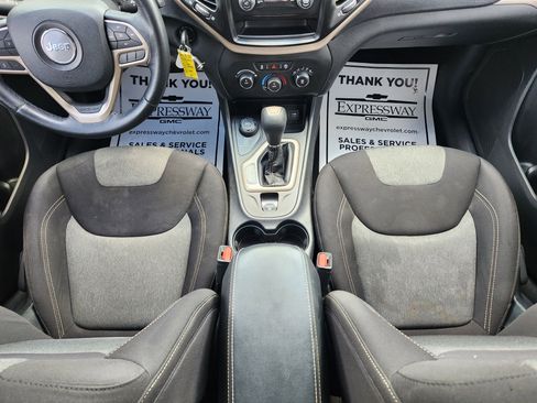 Used 2018 Jeep Cherokee Latitude w/ Altitude Package image 18