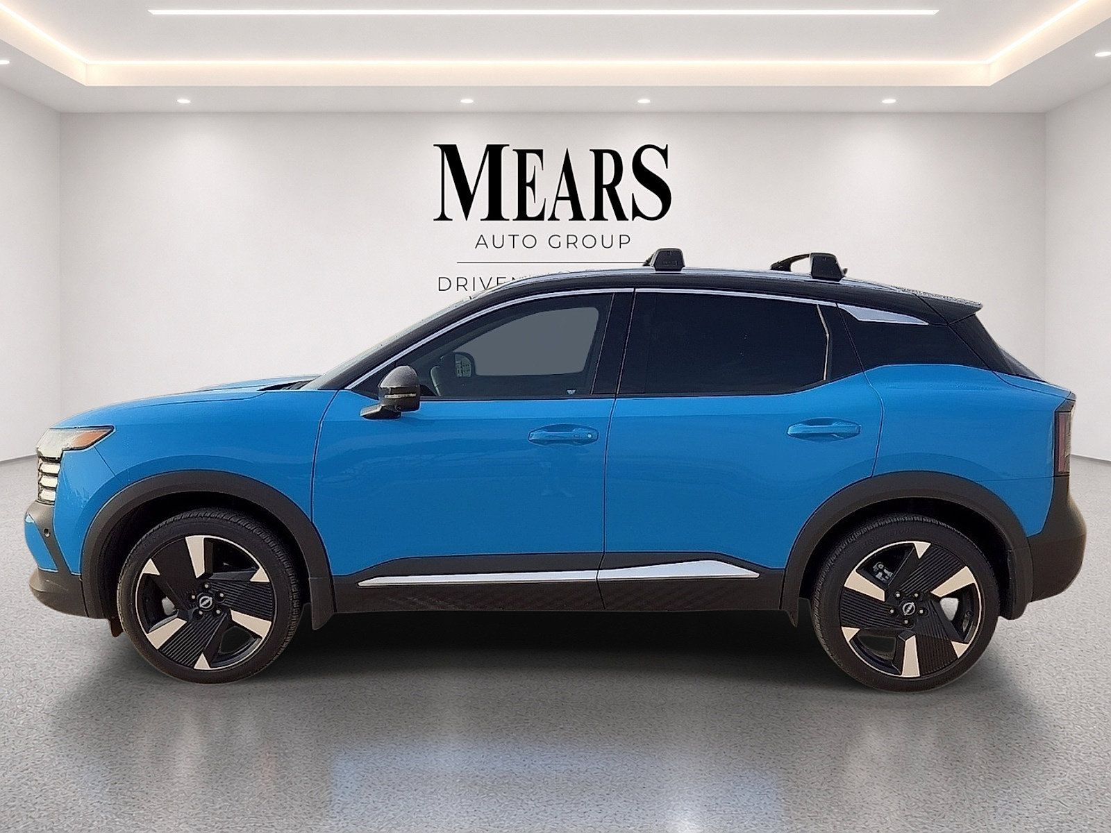 Used 2025 Nissan Kicks SR w/ Illumination Package AWD/4WD image 2