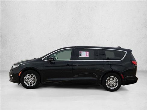 Used 2024 Chrysler Pacifica Touring-L image 9