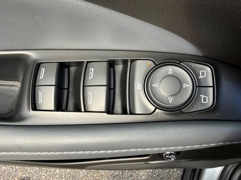 Used 2024 Buick Enclave Essence image 13