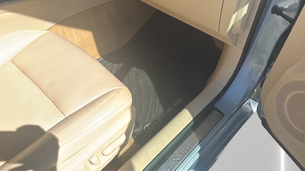 Used 2014 Lexus ES 300h w/ Luxury Package w/Bamboo Trim FWD image 30