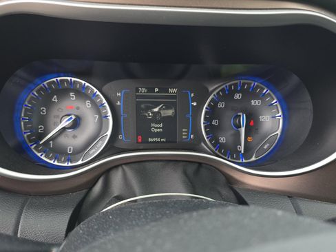 Used 2017 Chrysler Pacifica Touring-L FWD image 6