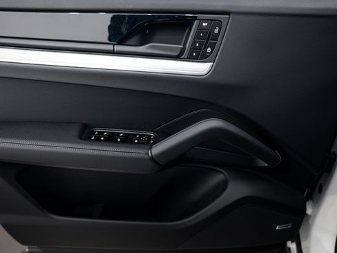 Certified 2026 Porsche Cayenne AWD/4WD image 17