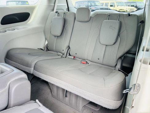 Used 2017 Chrysler Pacifica Touring w/ Tire & Wheel Group image 23