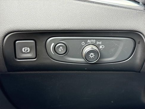 Used 2018 Buick Enclave Essence AWD/4WD image 19