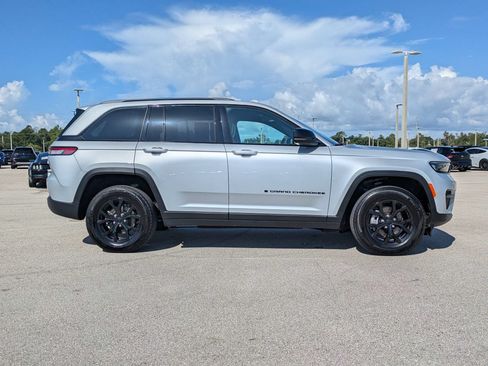 Used 2025 Jeep Grand Cherokee Altitude AWD/4WD image 4