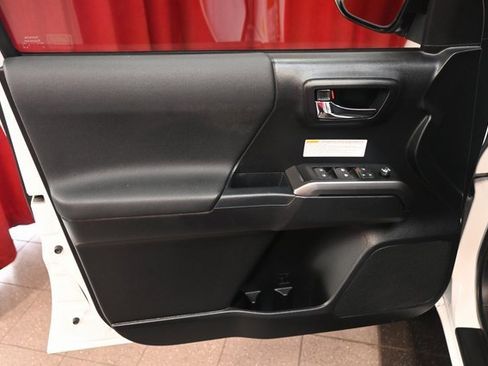 Certified 2017 Toyota Tacoma TRD Off-Road image 6