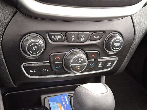 Certified 2018 Jeep Cherokee Overland image 19