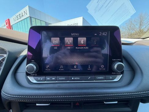 Used 2023 Nissan Rogue SV image 9