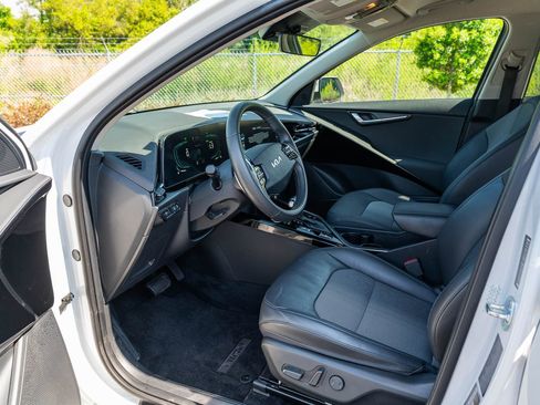Used 2023 Kia Niro EX image 18
