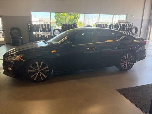 Used 2021 Nissan Altima 2.0 SR FWD image 2