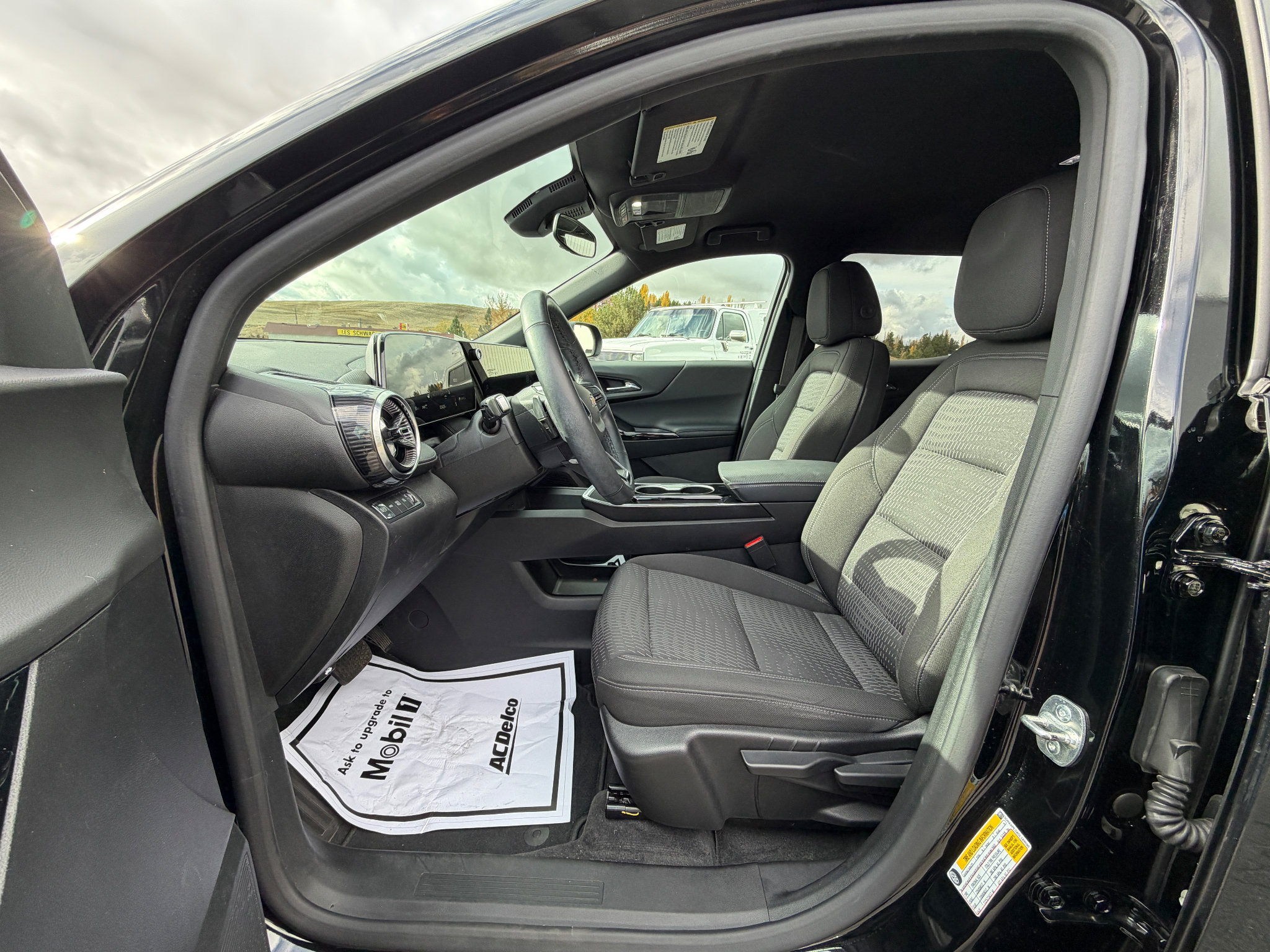 Used 2025 Chevrolet Equinox LT AWD/4WD image 2