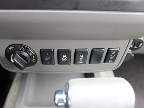 Used 2017 Nissan Frontier SV w/ SV Value Truck Package AWD/4WD image 19