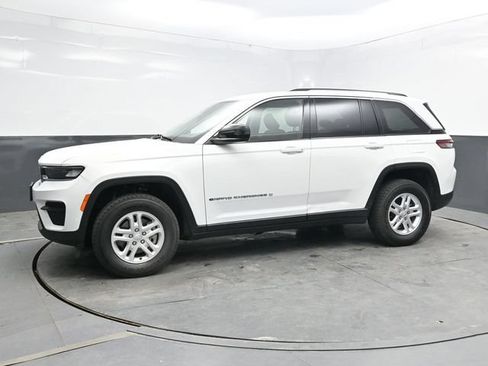 Used 2022 Jeep Grand Cherokee Laredo AWD/4WD image 3