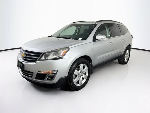 Used 2017 Chevrolet Traverse LT w/ Style and Technology Package FWD image 3