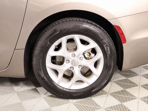 Used 2017 Chrysler Pacifica Touring-L Plus image 21