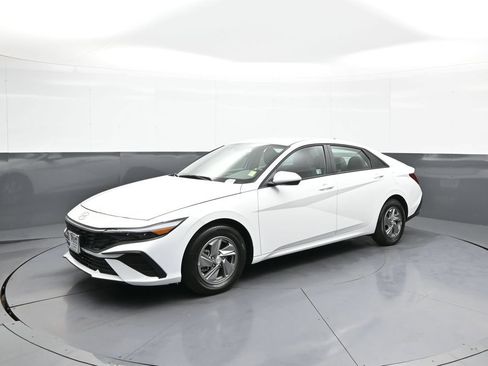 Certified 2025 Hyundai Elantra SE w/ Cargo Package FWD image 10