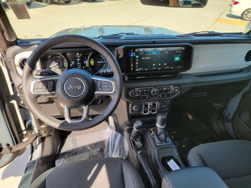 Used 2025 Jeep Wrangler Unlimited Sahara w/ Safety Group AWD/4WD image 17