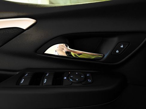 Used 2022 Chevrolet Bolt LT FWD image 28