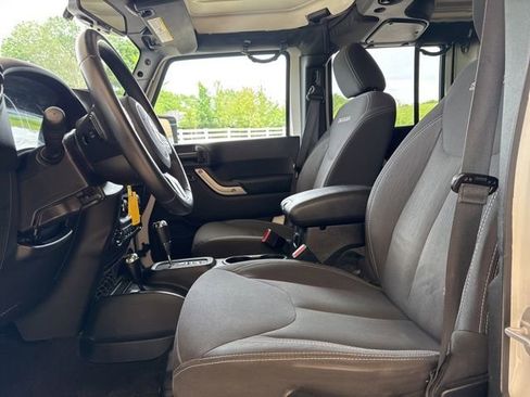 Used 2017 Jeep Wrangler Unlimited Sahara w/ Connectivity Group AWD/4WD image 11