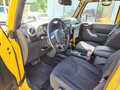 Used 2015 Jeep Wrangler Unlimited Sahara w/ Connectivity Group AWD/4WD image 13