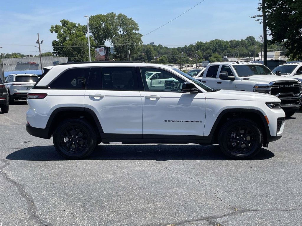 New 2026 Jeep Grand Cherokee Altitude AWD/4WD image 9